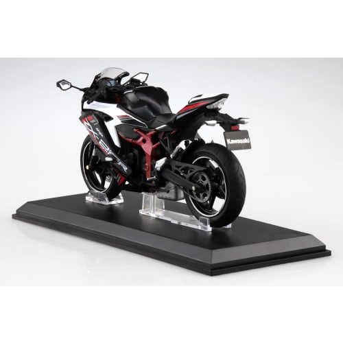 Aoshima Bunka Kyozai (AOSHIMA) Skynet 1/12 Scale Complete Kawasaki Ninja ZX-25R Motorcycle In Metallic Spark Black X Pearl Flat Stardust White