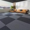 Quadratische, selbstklebende Teppichfliesen für Büro und Zuhause, rutschfester Polyesterteppich mit Schaumstoffrücken, einfarbiges Muster, Dekoration für Büro und Veranda.