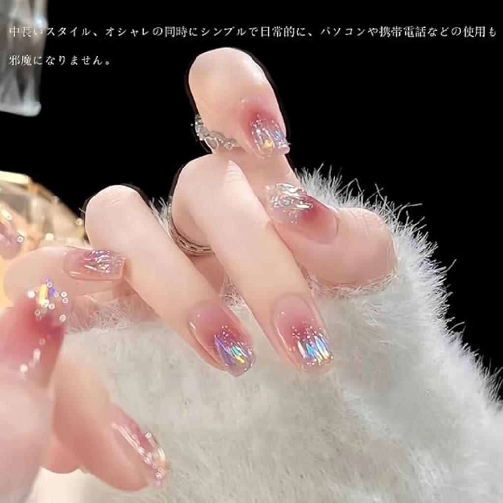 Ein frischer und süßer Look, mit einer 24-teiligen französischen Maniküre mit einer Milchschleife und mit Diamanten besetzten künstlichen Fingerpatches, die eine Atmosphäre schaffen.2ML