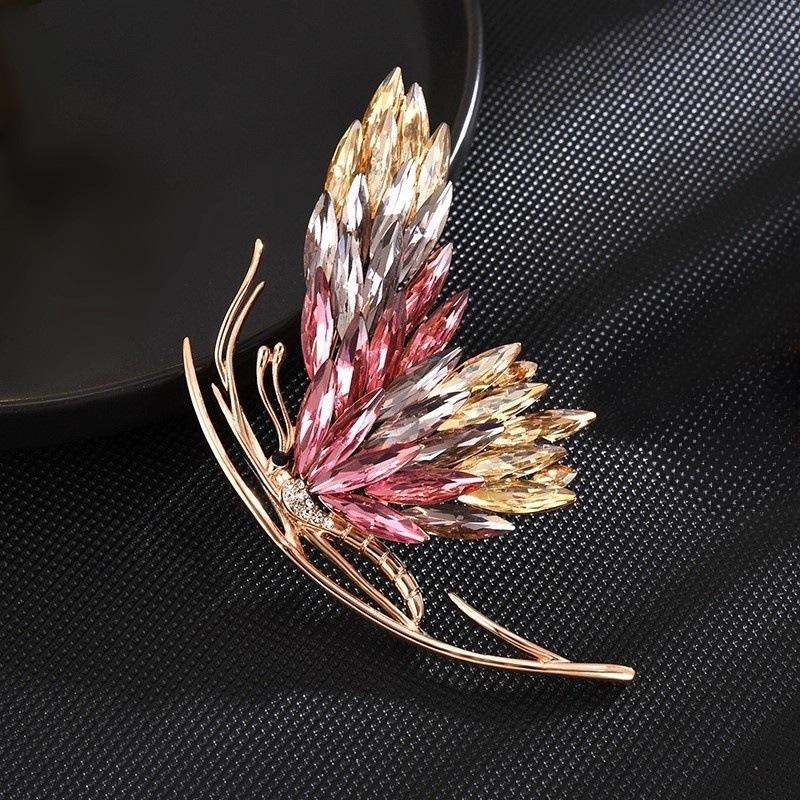 The Gradient Colored Butterfly Brooch Exudes An Elegant Charm. The Crystal Brooch Has A Niche Design Sense
