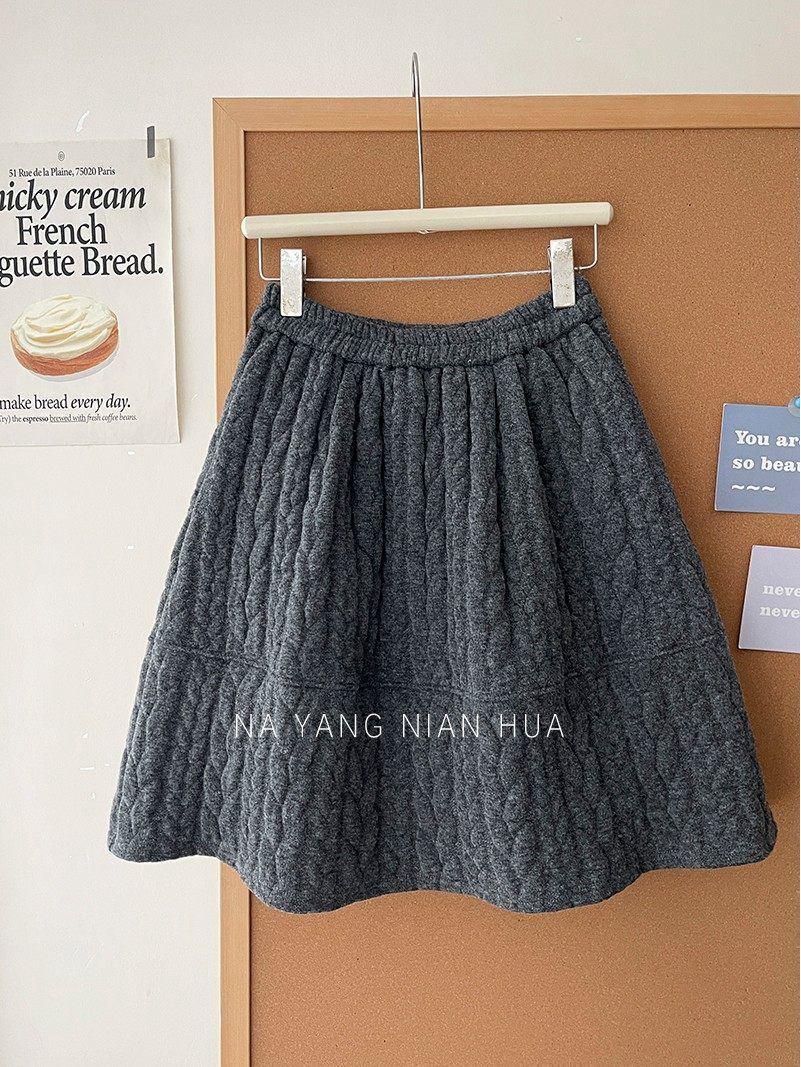 

Elegant Retro Cable Knit A-line Skirt - Pumpkin Floral, Autumn/Winter 2025 Small серый