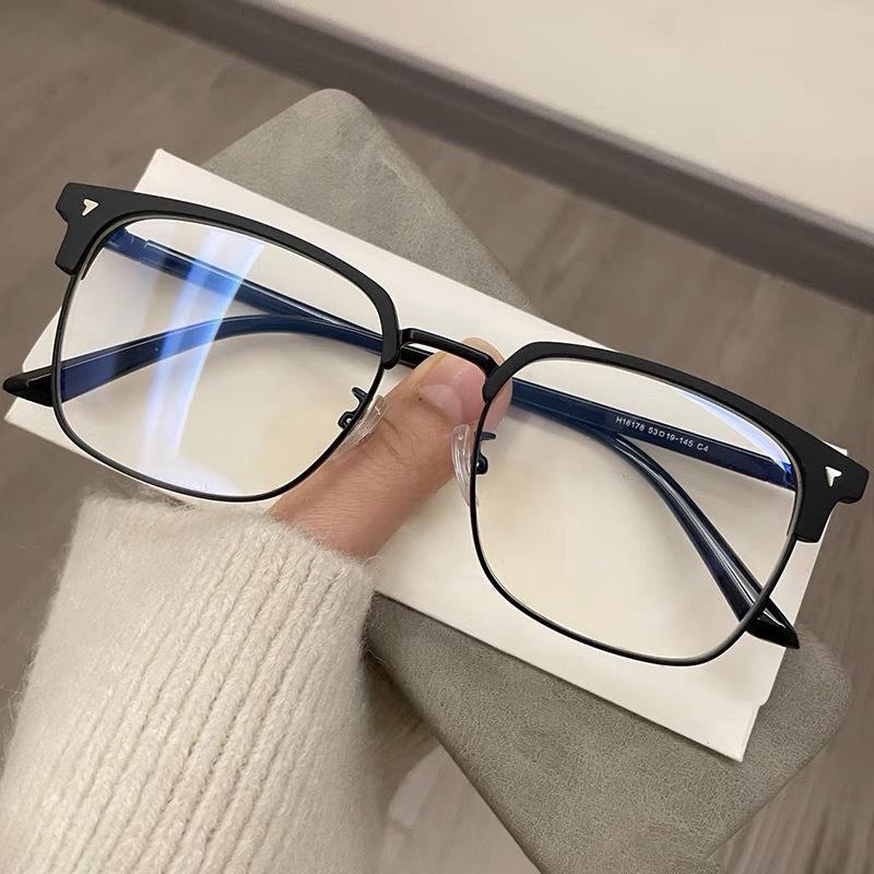 

Half-frame myopia glasses, retro anti-blue light for technical men, gentle business ruffians, flat light protection for eyes, super light eyebrow line No degree матовый черный