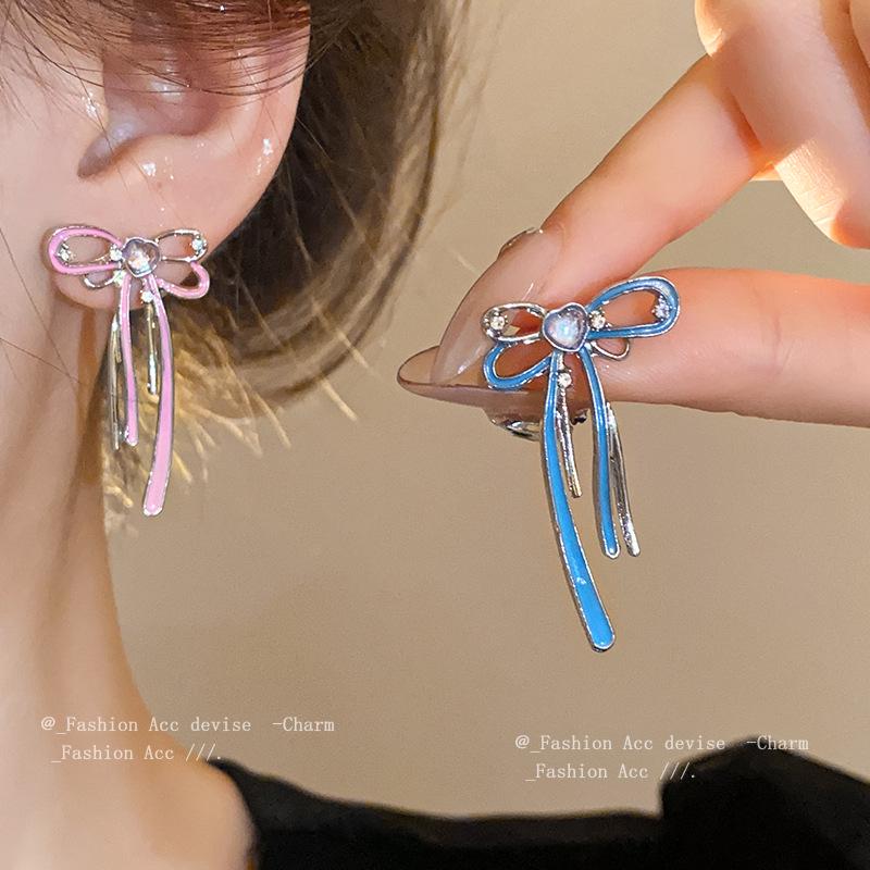 

Elegant Silver Rhinestone Drop Earrings: Fresh, Fashionable, and Luxurious