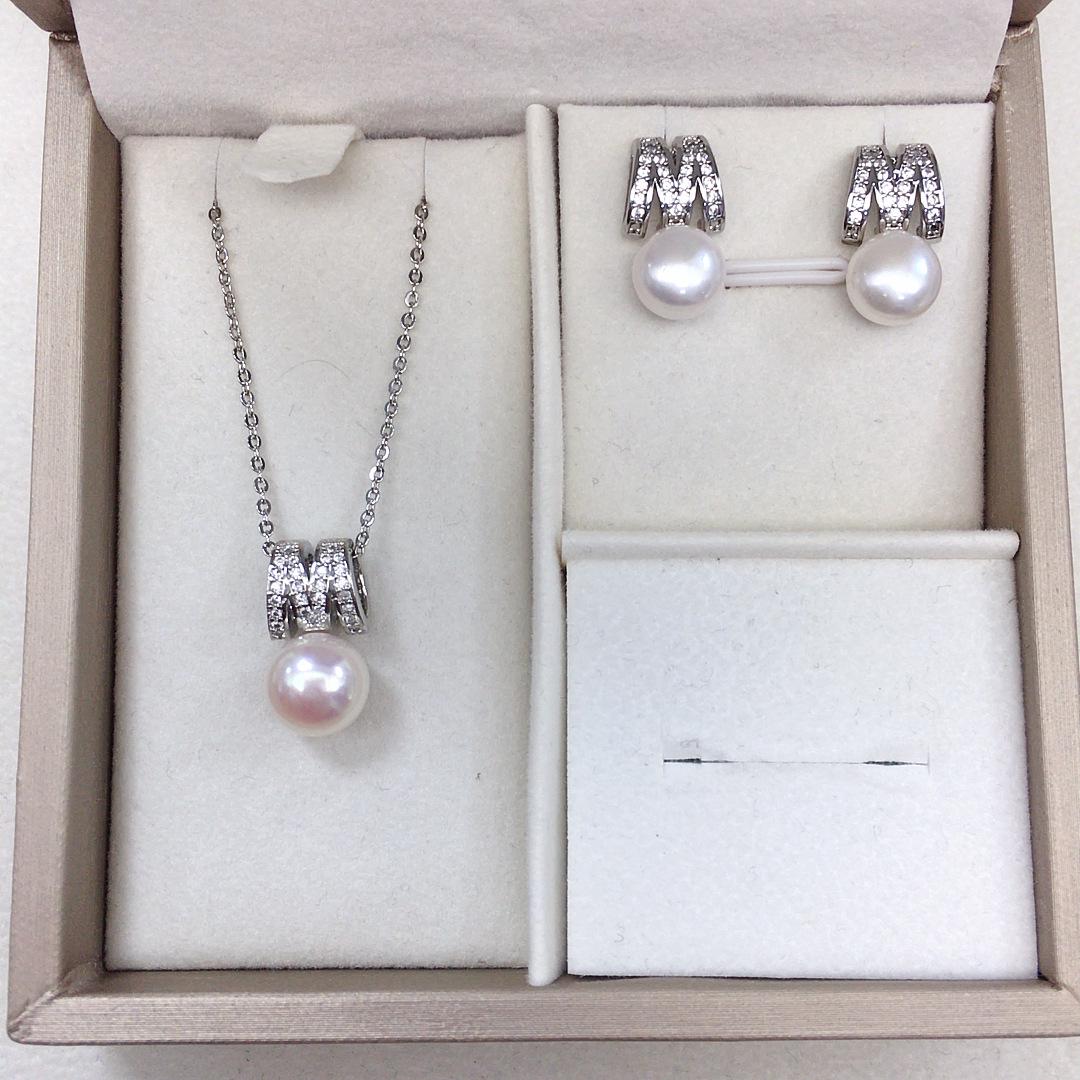 

Zhuji Freshwater Pearl & Zircon Jewelry Set: Stud Earrings, Pendant, Classic M Design срібний