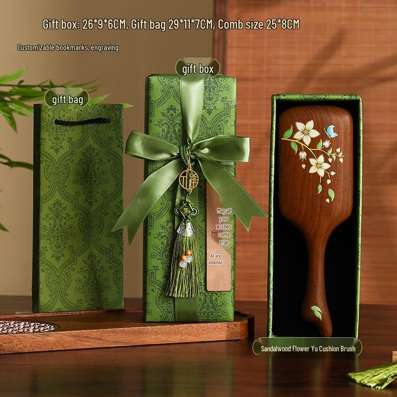 Подарочный набор массажных гребней из сандалового дерева