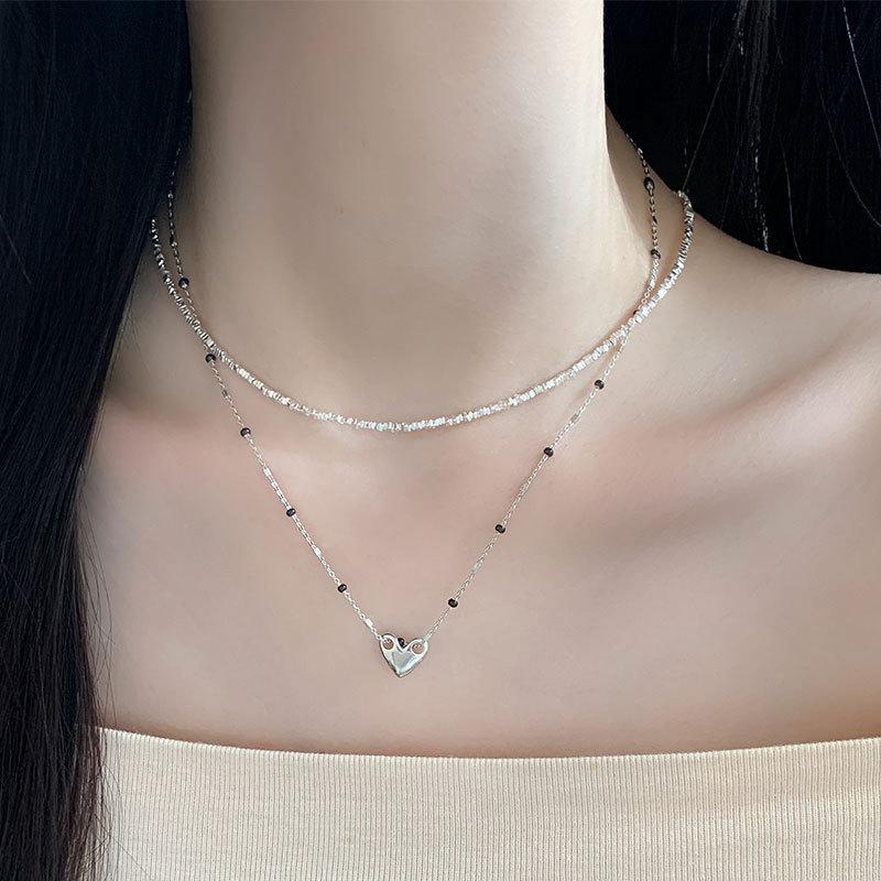 Black Adhesive Bead Love Necklace with Layered Atmosphere, Collarbone Chain, Heart-shaped Neck Chain, Female