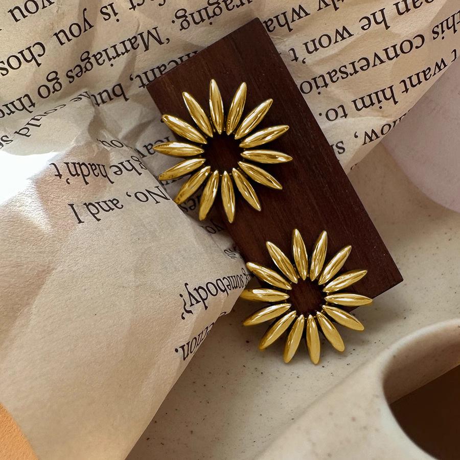 

Retro Minimalist Delicate Flower Earrings Fashion Temperament Design Sense Earrings Unique Exaggerated Does Not Fall Out of The Female Summer