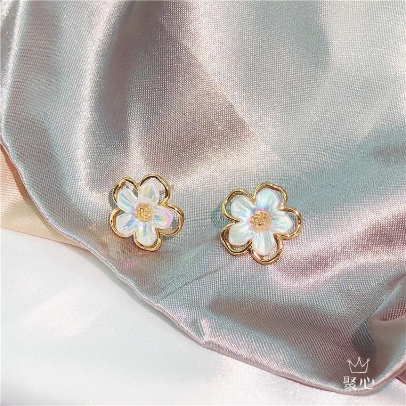 Cute Small White Flower Earrings for Women Party Golden Acrylic Plant Floral Stud Earrings Wedding Party Elegant Korean Jewelry