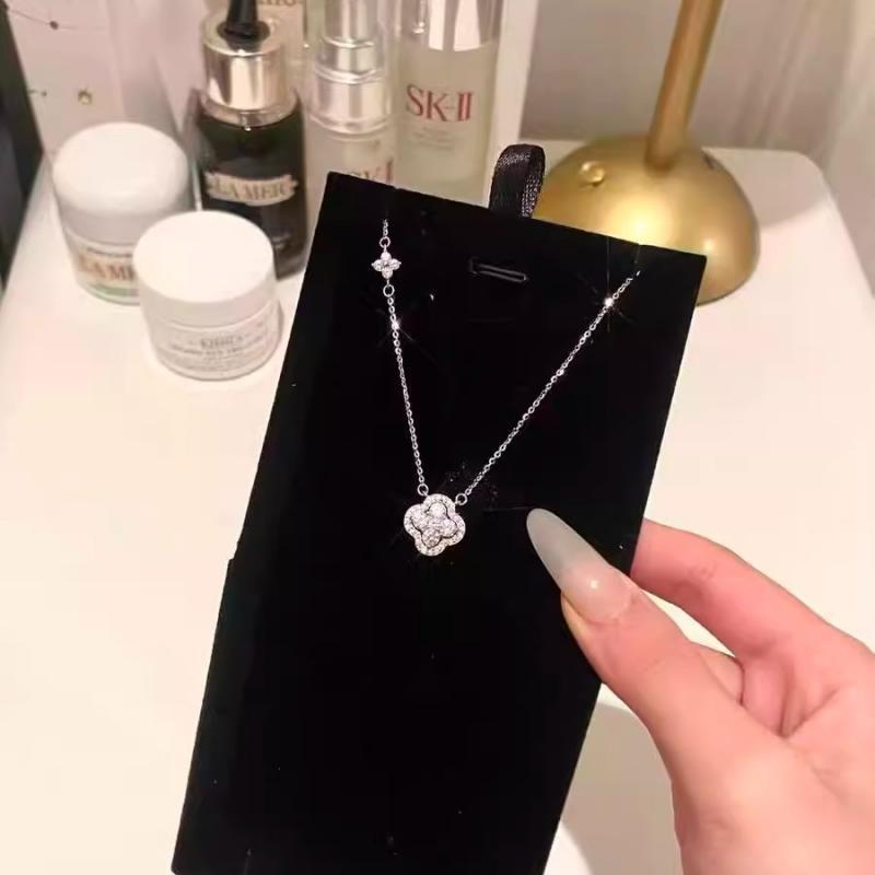 Sterling Silver Four-Leaf Clover Necklace: Elegant Diamond Pendant Clavicle Chain for Women - Perfect Valentine's Day Gift