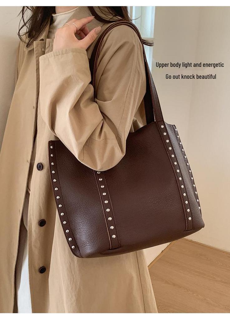 2026 Versatile Commuter Shoulder Bag - High-End Large Capacity with Rivets