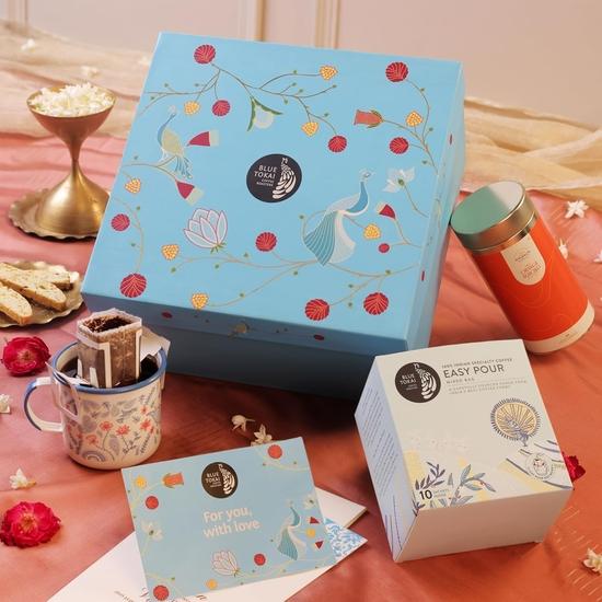 

Подарунковий кошик Blue Tokai Coffee Roasters Chitrang | Подарунковий кошик на Дівалі зі святковою дією | Корпоративний подарунок | Подарункові кошики з кавою Гурме та Преміум