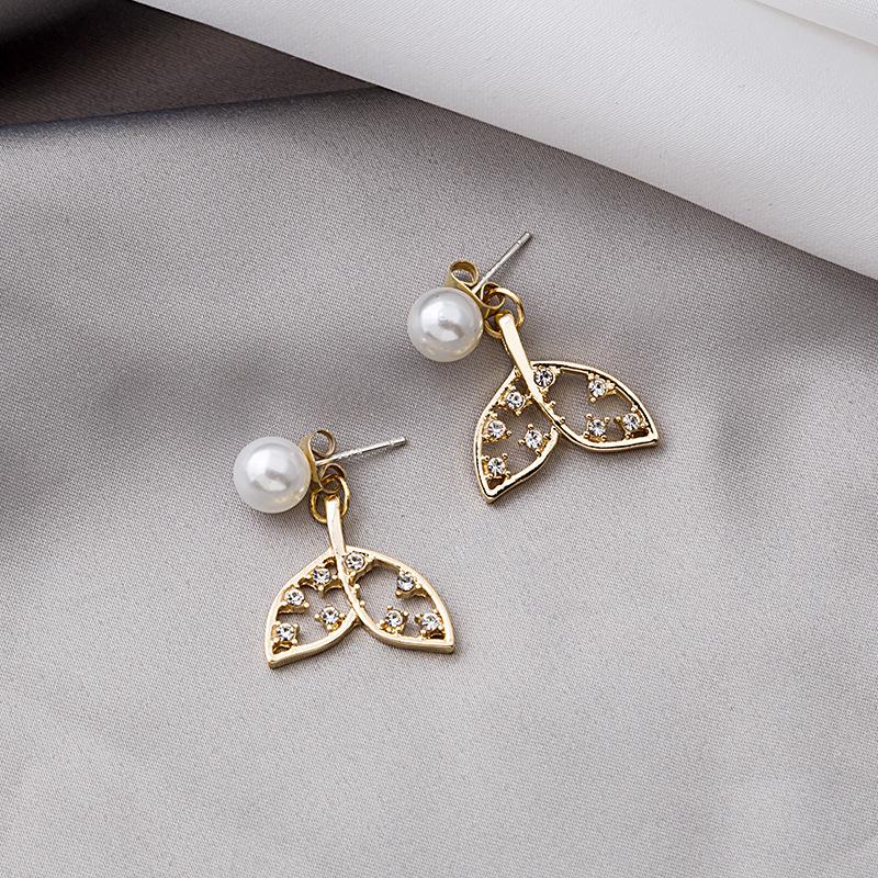 925 Hollow Fishtail Diamond-Encrusted Girl Earrings, One Pair Of Pearl Stud Earrings With Rear Hanging.