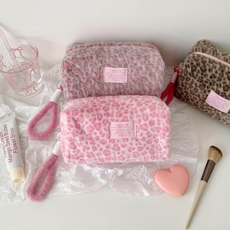 Soft Faux Hair Handheld Makeup Storage Pouch Large Capacity Leopard Pattern Cosmetic Case For Gym Skincare Products