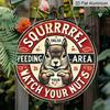 2D Flat, 1pc Round Aluminum Sign, "Squirrel Feeding Area Watch Your Nuts" Funny Squirrel Design, Vintage Retro Metal Wall Art, Perfect for Garden