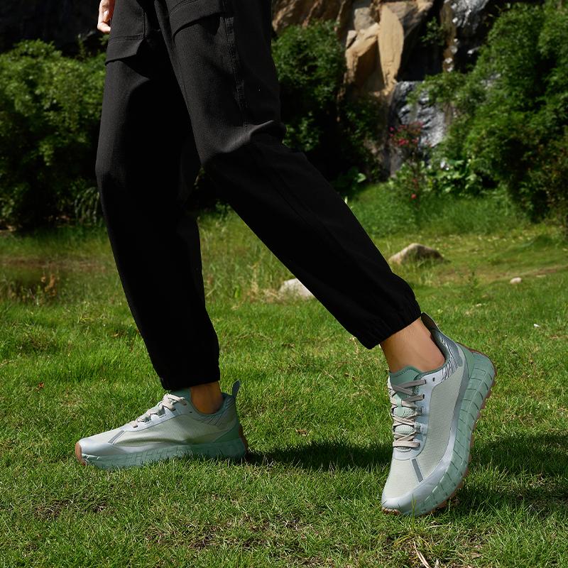 2025 High Quality Outdoor Climbing Shoes Mens Lightweight Breathable Skidproof Shock Absorption All Terrain Off Road Sneakers