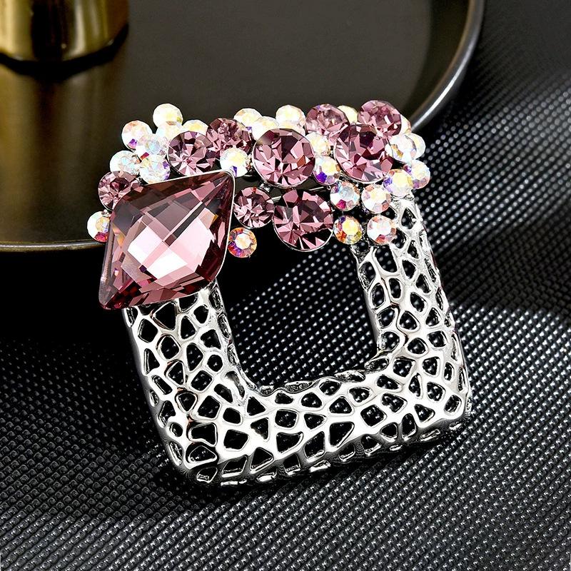 

Ретро квадратная брошь с вырезами, Женственная хрустальная брошь, Брошь с чувством дизайна легкой роскоши фиолетовый