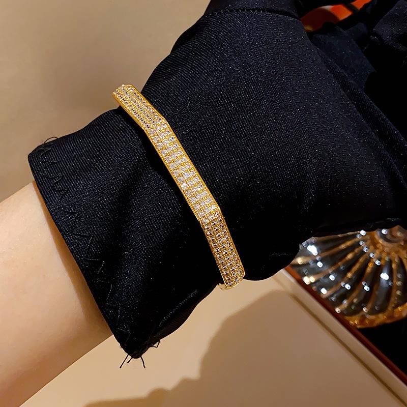 Geometric Faceted Buckle Bracelet, Elegant European and American Fashion and High-end Jewelry for Women