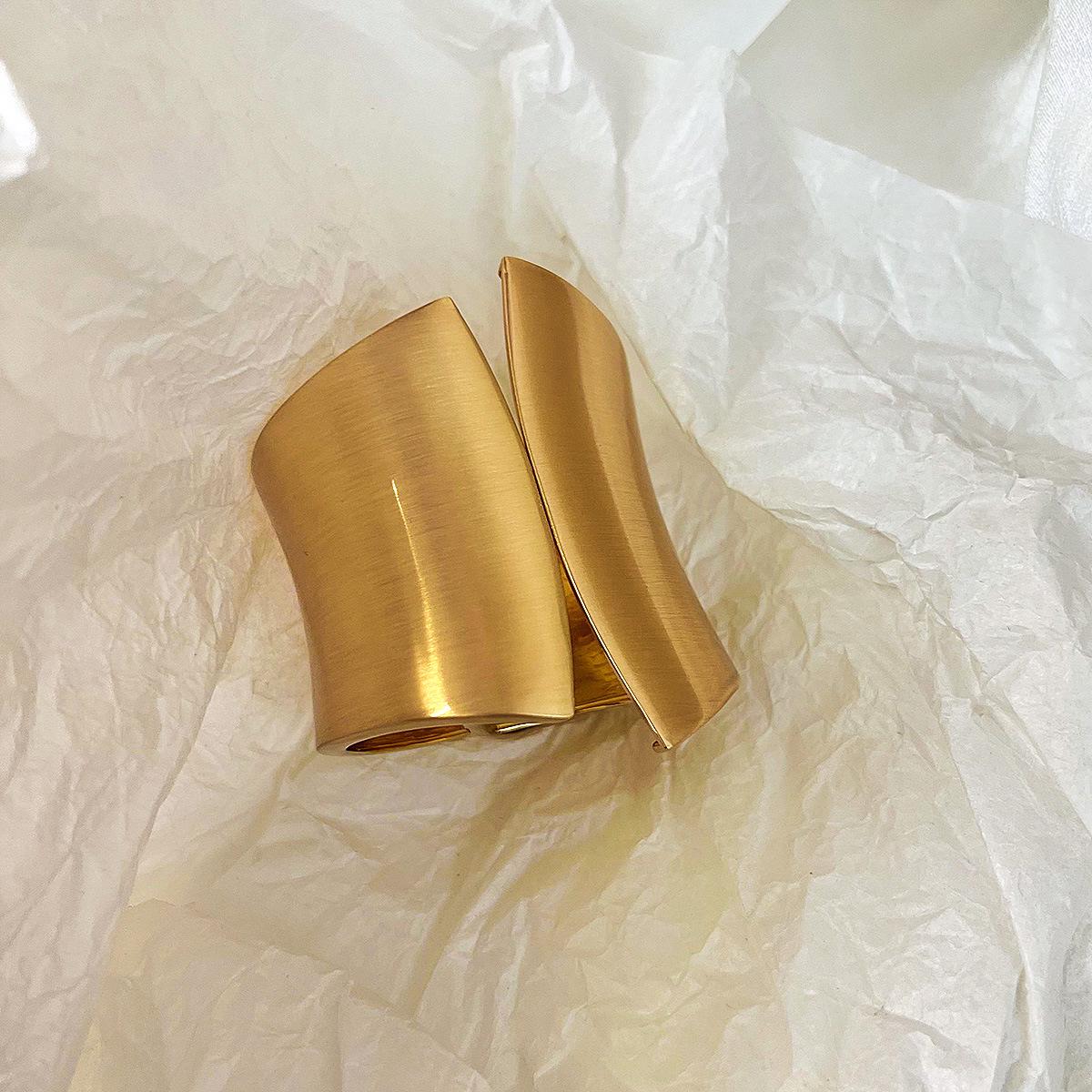 

Asymmetric Wide Face Open Bangle: European and American Fashion Bracelet with a Light Luxury Feel