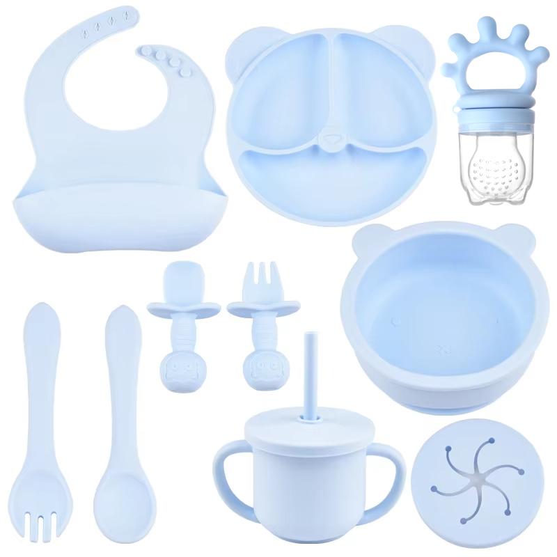 9 delar/set BPA-fri Silikon Baby Matningsset Sugkoppsskål Delad Middagstallrik Mug med Sugrör Sked Gaffel Justerbar Haklapp Barnservis