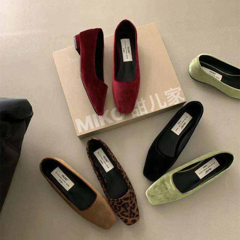 Fashion Retro Red Velvet Flat Shoes for Women 2025 New Spring and Autumn French Leopard Loafers Pattern Women Shoes Ladies