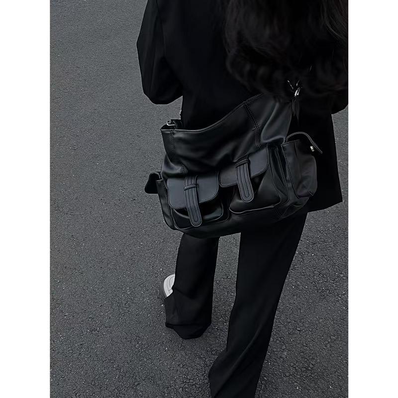 

Сегодня популярны ретро сумки-мессенджеры большой вместимости в виде локомотива, черные сумки-тоут, бесхозные сумки и «плохие» сумки для девочек. 30*27*13 чёрный