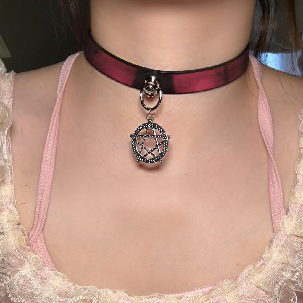 Chique Pittige Meisje Leren Bel Choker Ketting – Uniek Minderheidsontwerp
