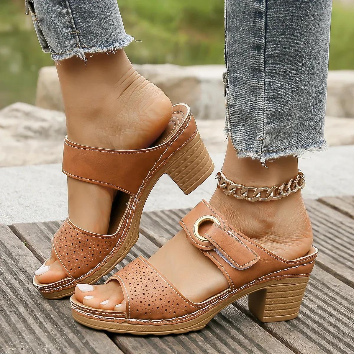 

Мода 2025 Новые летние женские шлепанцы на высоком каблуке Простые однотонные противоскользящие шлепанцы Повседневные уличные легкие сандалии 36 темно-коричневого