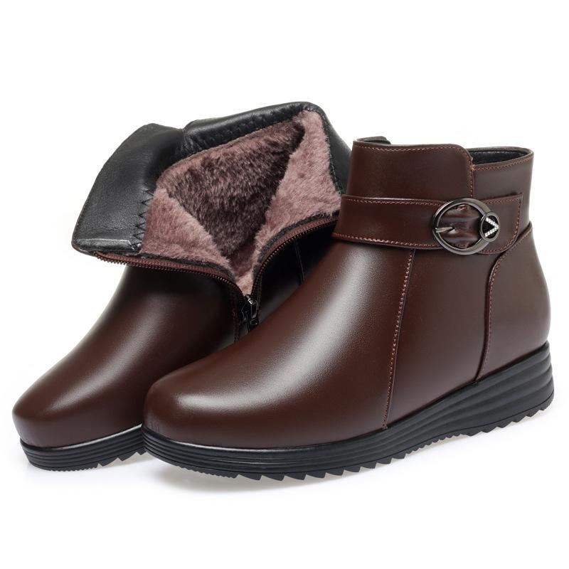 

Winter new short boots mother cotton shoes large size flat heel middle and old women s boots sheepskin fur integrated snow boots women s cotton boots 43