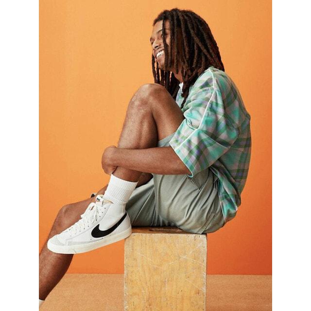 

Бело-черные кроссовки Nike Blazer Mid 77