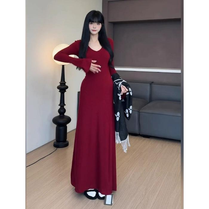 Hepburn-Inspired Elegant V-Neck Long-Sleeved Slimming Dress for Tall Women