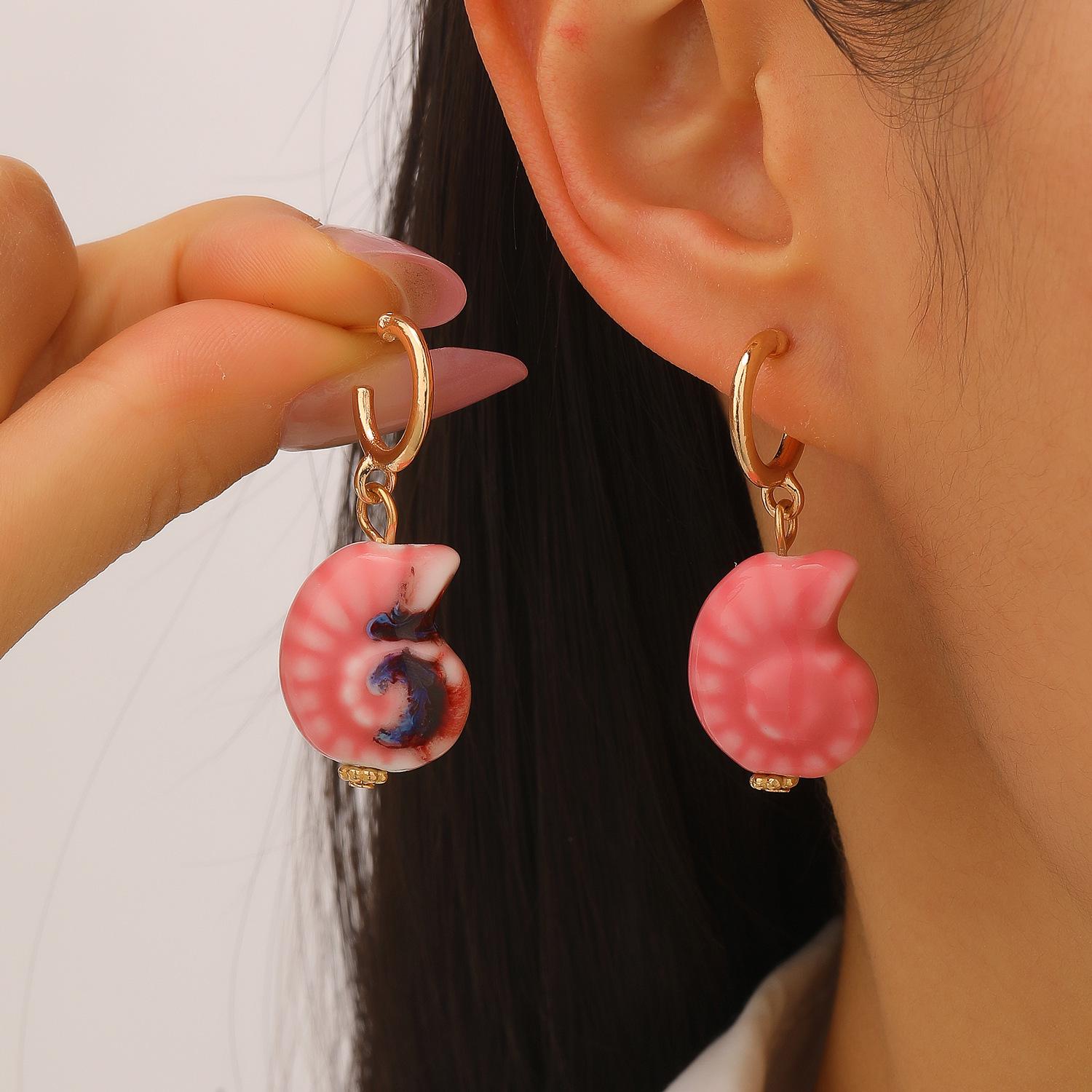 Европейско-американские керамические серьги-ракушки в морском стиле для женщин: Уникальные, простые и высококачественные модные аксессуары.