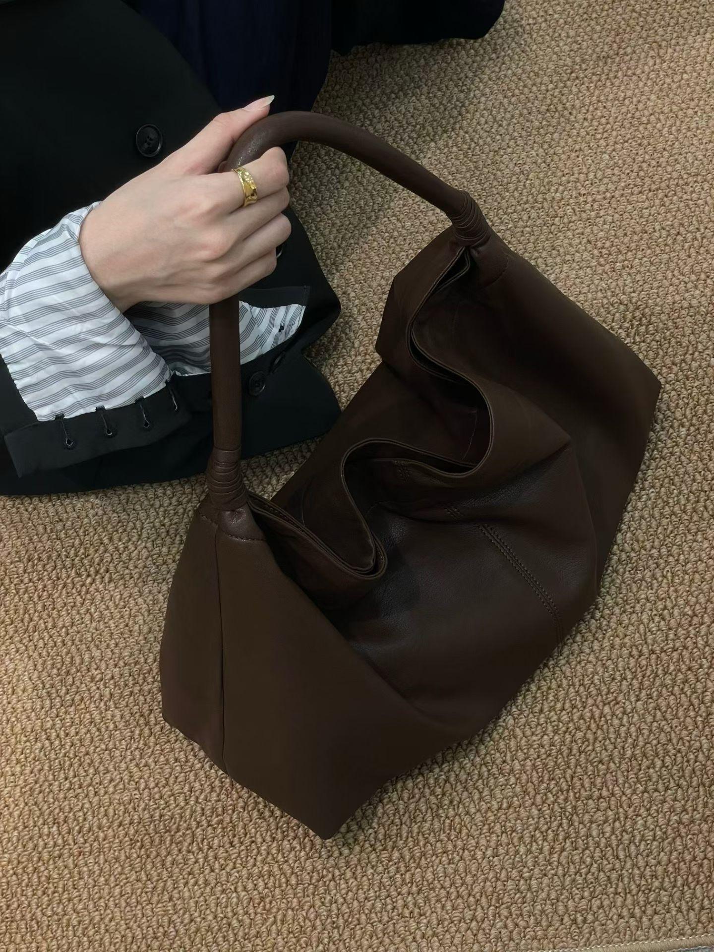 

Lazy Wind Premium Hobo Bag Casual Versatile Large Capacity Shoulder Armpit Bag Commuter Dumpling Tote Bag темно-коричневого кольору
