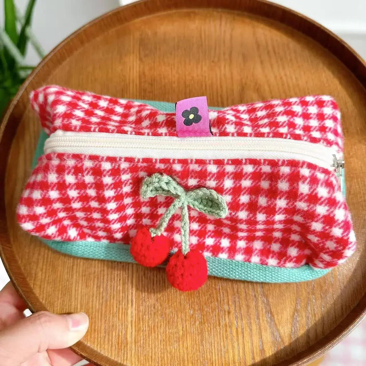 

1 шт., симпатичная косметичка красного цвета вишневого цвета в клетку, большая вместимость, кавайный чехол для макияжа, креативный дизайн, фруктовый пенал