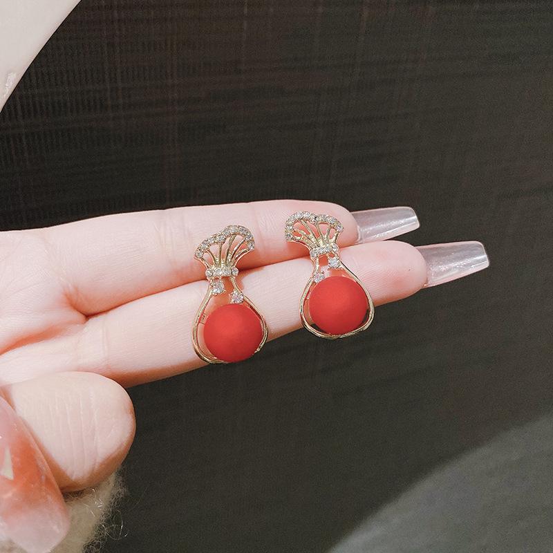 Korean Elegant Pearl Stud Earrings for Women: Versatile, High-Class Style Jewelry