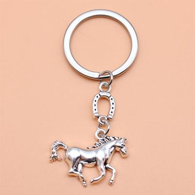 Kreativní kovová klíčenka s koněm Vintage přívěsek koně Klíčenka Dekorace na klíče od tašky Maskaot Nového roku Suvenýr Dárek