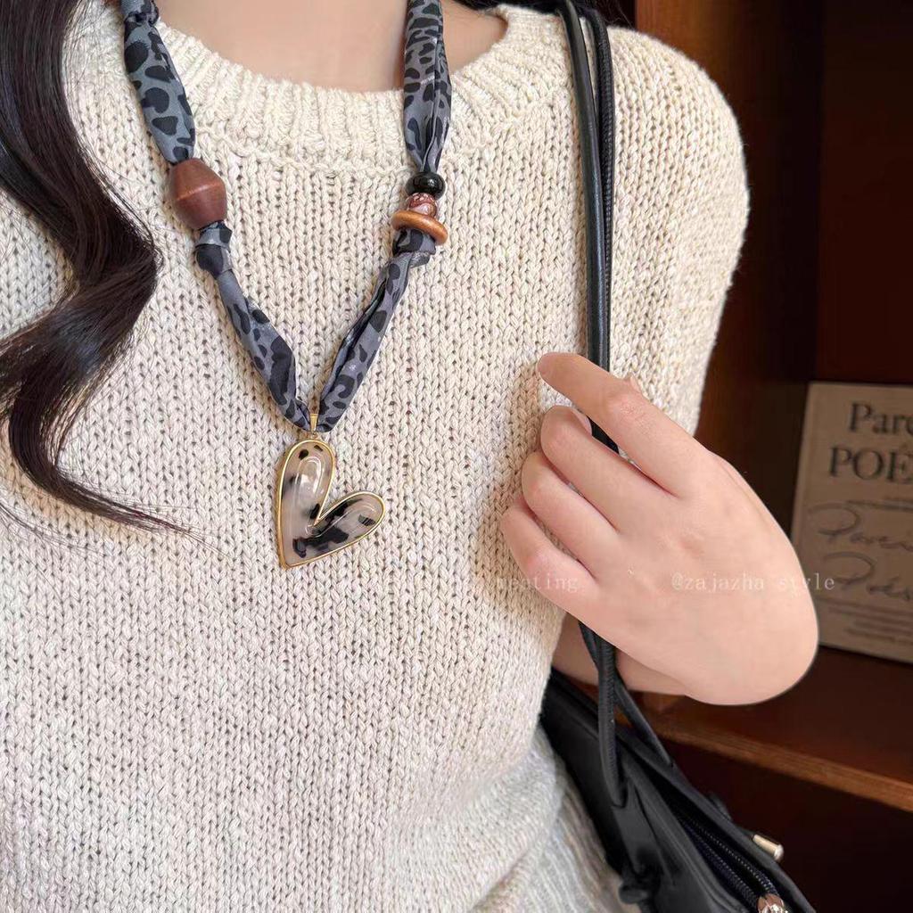 Meillard Damen Leopardenmuster Seidenschal Halskette mit Stoffblume und einzigartigem Kordelzug-Design