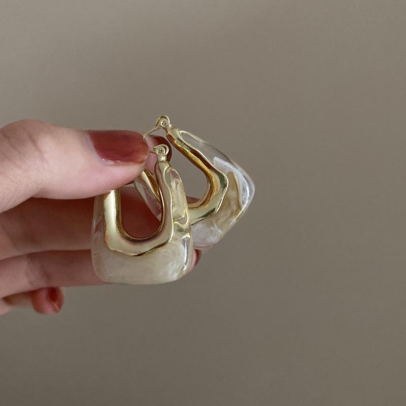 Korean retro geometric U-shaped resin ear buckle temperament simple earrings Mori Hong Kong style fashion fairy personalized earrings