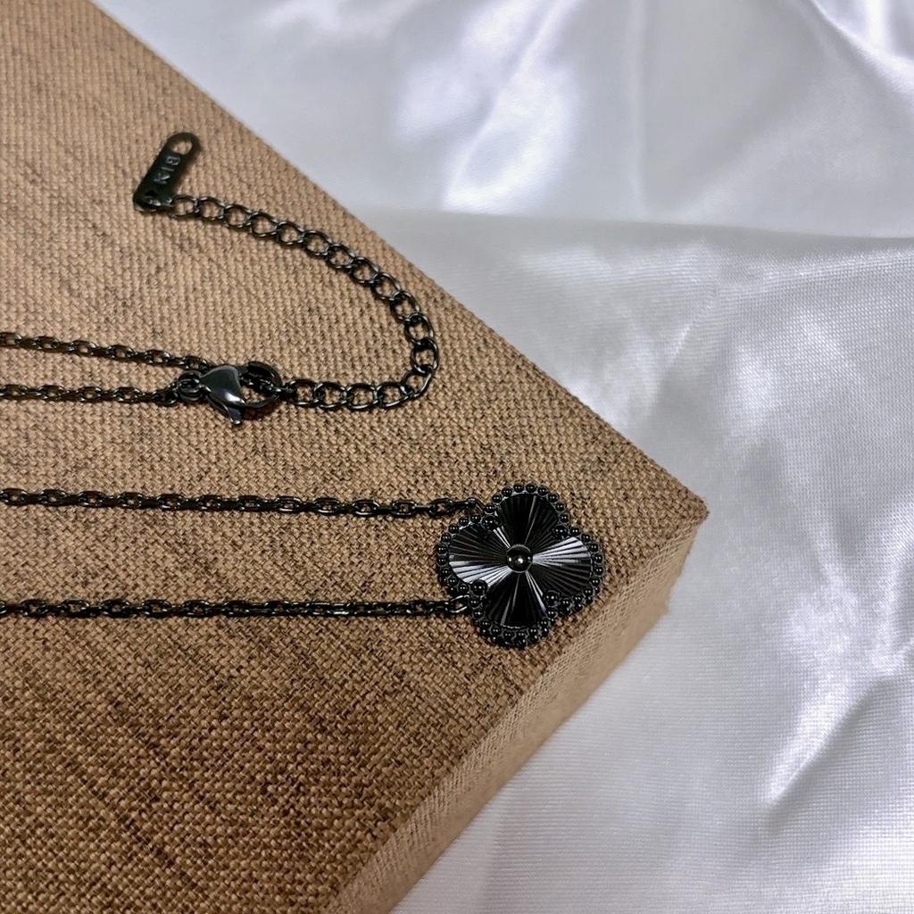 15MM Oboustranný náhrdelník z titanové oceli s čtyřlístkem Jednoduchý dámský řetízek na klíční kost Síťový červený šperk