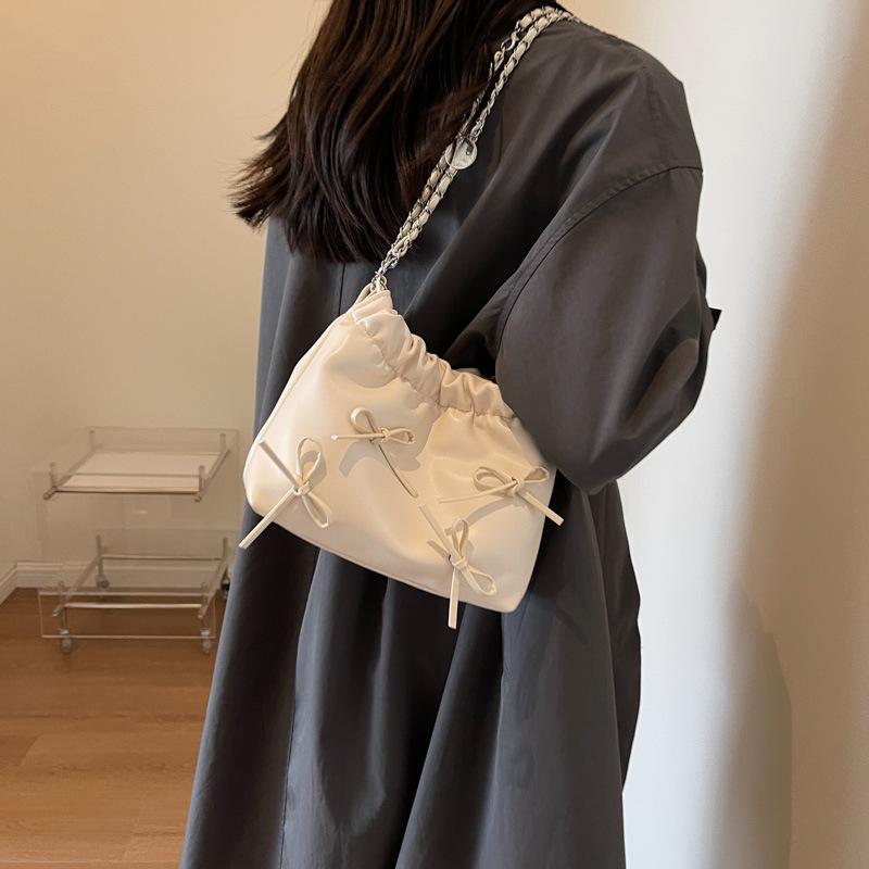 

Niche premium textured bag women s 2025 new summer fashion versatile shoulder bucket bag bow messenger bag