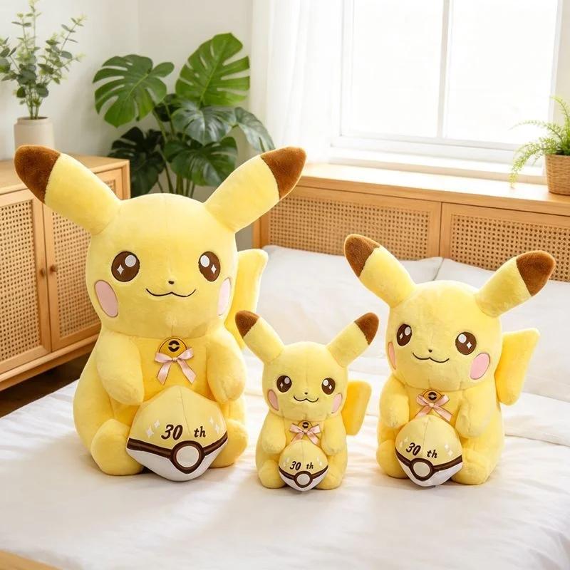 Soft Fluffy Anniversary Pikachu Stuffed Doll Holding Poke Ball Bow Design 3550Cm Anime Plush Toy For Sofa Ornament Fans Gift