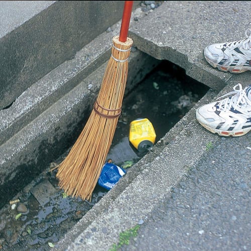 Azuma Industries Meisho Gaien Broom with a Wooden Handle, a Thick and Flexible Broom Made from Palm Leaf Veins, Ideal for Sweeping Leaves from Lawns a