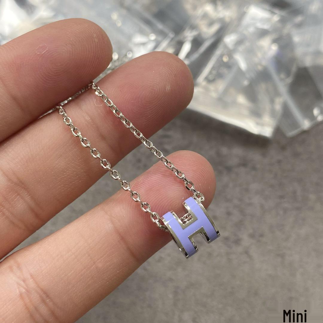 

Ожерелье Emmajia H Mini V с золотой эмалью: Элегантная, Универсальная, Легкая Роскошь Модная Цепочка на Ключицы