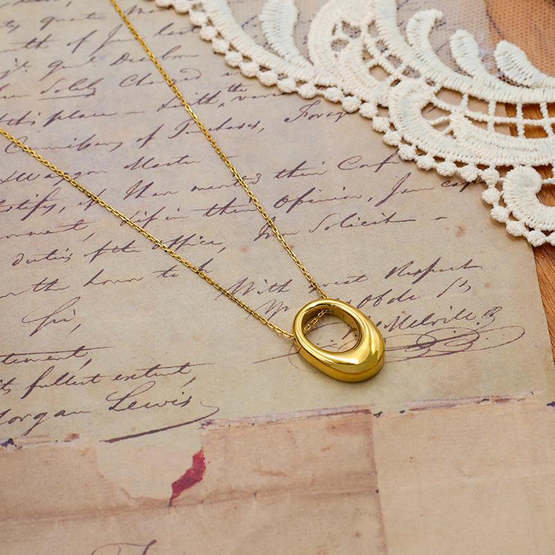 Minimalistischer leichter Luxus Kalter Wind Edelstahl Goldener Kreis Ring Halskette, Nischen-Temperament Geometrisches Anhänger Schlüsselbein Kette