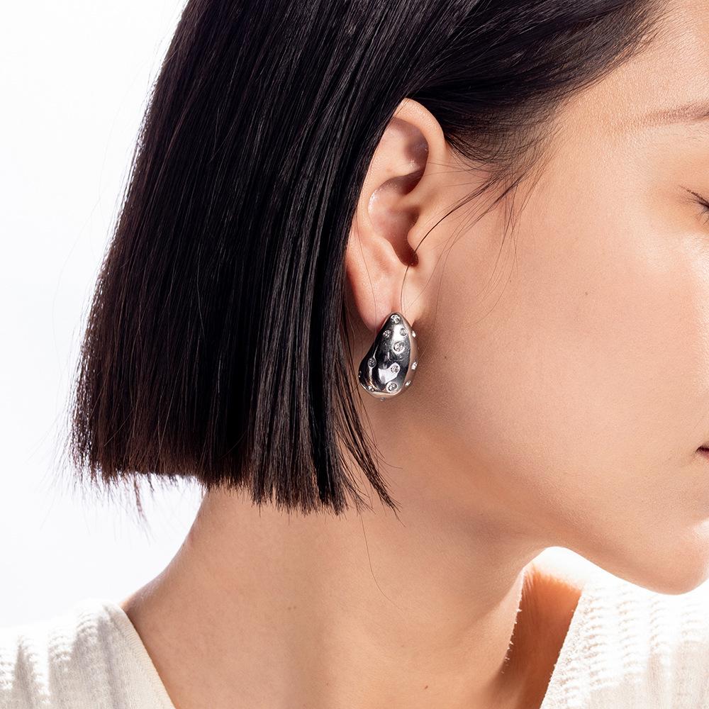 2024 Europäischer und Amerikanischer Stil Edelstahl Poliert Hängeohrringe - Damenmode Temperament Society-Design