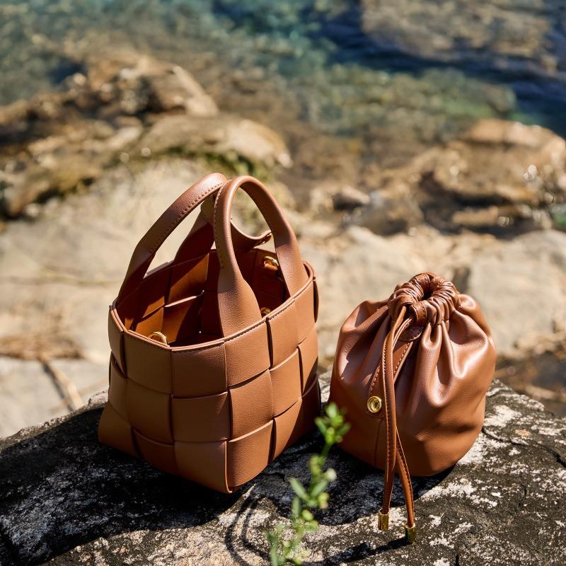 New high-end leather woven vegetable basket women's bag niche design women's soft cowhide portable messenger bucket bag