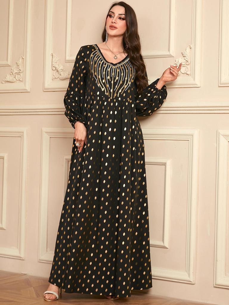 Elegantes muslimisches Langarmgewand aus dem Nahen Osten mit Stickerei und Heißprägung