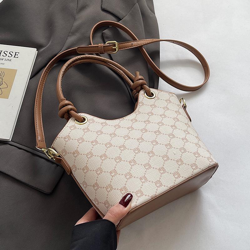 Korean version of trend, high-end printing temperament, portable bucket bag, niche fashion commuting versatile light luxury messenger bag, women