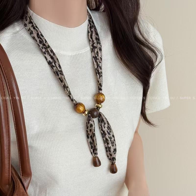 Meillard Damen Leopardenmuster Seidenschal Halskette mit Stoffblume und einzigartigem Kordelzug-Design
