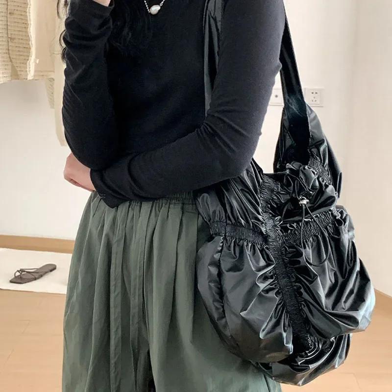 

Жіноча сумка через плече з розкішним дизайном і рюшами, глянцева м’яка шкіра на шнурку, велика рюкзак для пошти Корейські модні сумки через плече чорний