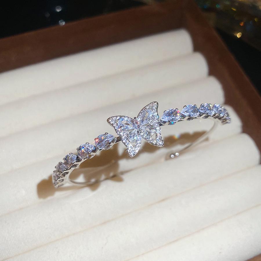 Elegant Geometric Rhinestone Zircon Buckle Bracelet: A Versatile and Luxurious Accessory for Women